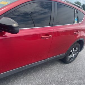 2017 Toyota RAV4 LE photo 4
