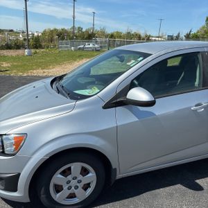 CHEVROLET SONIC LS AUTO - 2