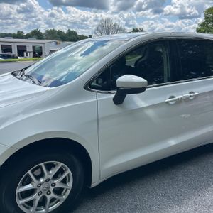 2022 Chrysler VOYAGER LX 照片 2