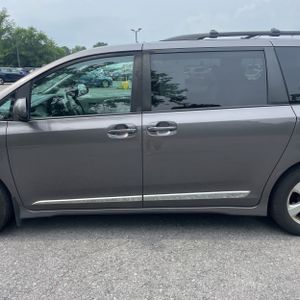 2020 Toyota SIENNA LE 8-PASSENGER — фото 4