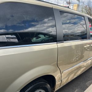 CHRYSLER TOWN AND COUNTRY TOURING - 7