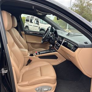 2023 Porsche MACAN thumbnail 32