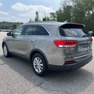 2017 KIA SORENTO LX photo 5