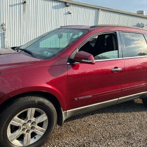 2010 Chevrolet TRAVERSE LT photo 2