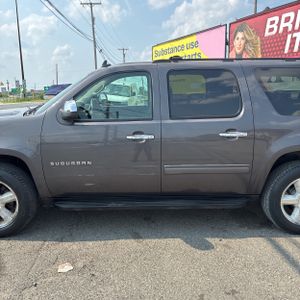 2011 Chevrolet SUBURBAN LS 照片 4