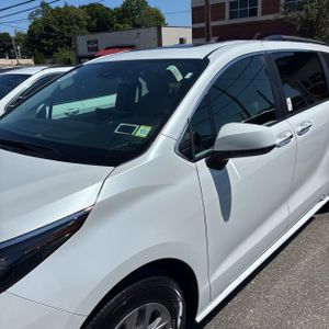 صورة 2 لـ 2026 Toyota SIENNA XLE 8-PASSENGER