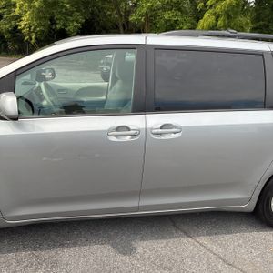 صورة 4 لـ 2012 Toyota SIENNA XLE 8-PASSENGER