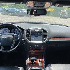 2013 Chrysler 300 MOTOWN — миниатюра 37