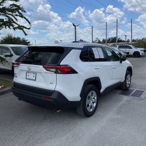 2025 Toyota RAV4 LE 照片 8