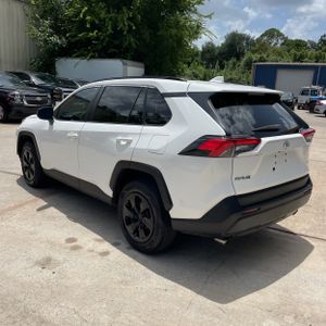 2020 Toyota RAV4 LE 照片 5