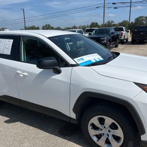 صورة مصغرة 13 لـ 2024 Toyota RAV4 LE