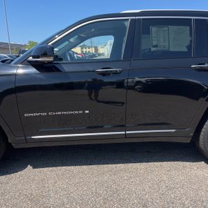 2022 JEEP GRAND CHEROKEE SUMMIT photo 4