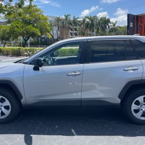 صورة 4 لـ 2024 Toyota RAV4 LE