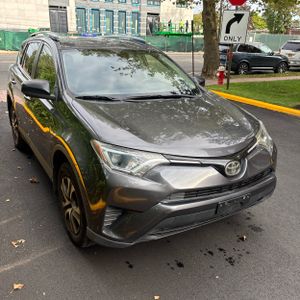 صورة 10 لـ 2017 Toyota RAV4 LE
