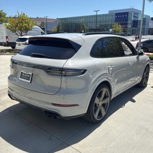 صورة 8 لـ 2022 Porsche CAYENNE TURBO S E-HYBRID