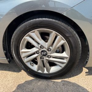 2019 Hyundai ELANTRA SEL — миниатюра 20