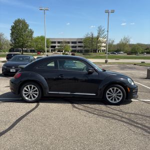VOLKSWAGEN BEETLE 2.0T S WITH STYLE AND COMFORT - 10