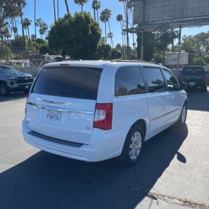 CHRYSLER TOWN AND COUNTRY TOURING - 8