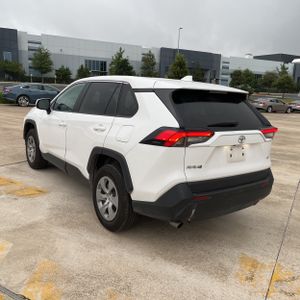 2022 Toyota RAV4 LE — фото 5