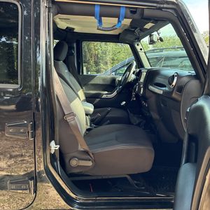 صورة 37 لـ 2017 JEEP WRANGLER UNLIMITED SAHARA