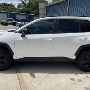 2020 Toyota RAV4 LE 照片 4