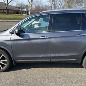 HONDA PILOT TOURING W/REAR CAPTAIN'S CHAIRS - 4