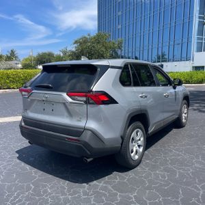 صورة 8 لـ 2024 Toyota RAV4 LE