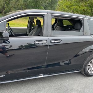 صورة 4 لـ 2021 Toyota SIENNA XLE 8-PASSENGER