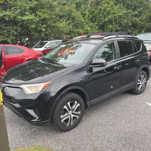 2017 Toyota RAV4 LE — фото 1