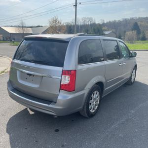 CHRYSLER TOWN AND COUNTRY TOURING - 8