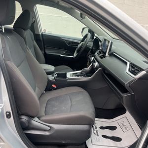 2025 Toyota RAV4 LE — миниатюра 33