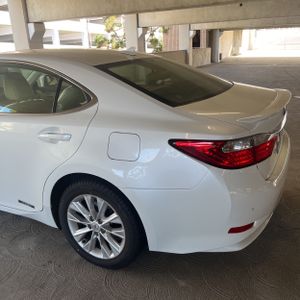 صورة 6 لـ 2013 Lexus ES 300H BASE