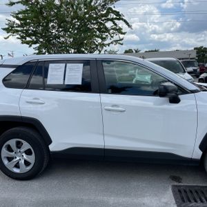 2025 Toyota RAV4 LE 照片 11