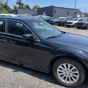 2013 Chrysler 300 MOTOWN — миниатюра 13
