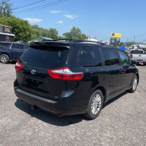 صورة 8 لـ 2015 Toyota SIENNA XLE 8-PASSENGER