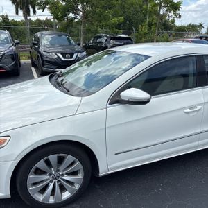2010 Volkswagen CC SPORT photo 2