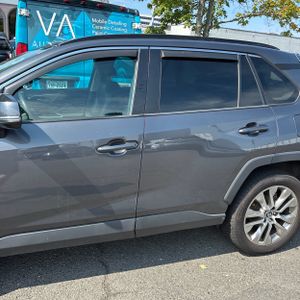 2020 Toyota RAV4 XLE PREMIUM — фото 4