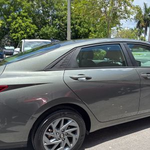 صورة 9 لـ 2024 Hyundai ELANTRA SEL