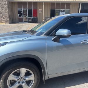 2021 Toyota HIGHLANDER LE photo 2