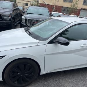 صورة 2 لـ 2025 Hyundai ELANTRA SEL SPORT