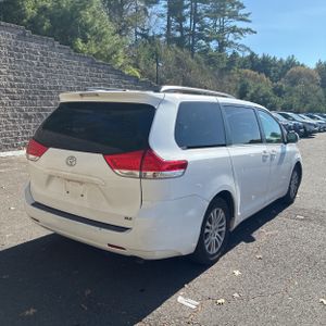 TOYOTA SIENNA - 8