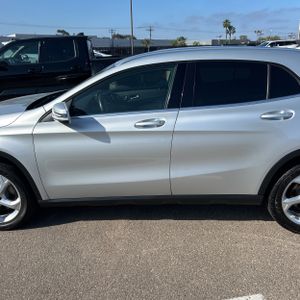 MERCEDES-BENZ GLA - 4