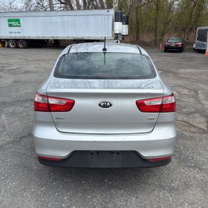 KIA RIO LX - 7