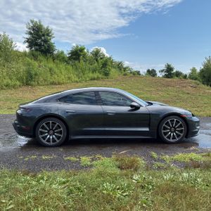 صورة 10 لـ 2021 Porsche TAYCAN BASE