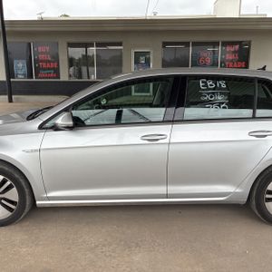 VOLKSWAGEN E-GOLF SE - 4