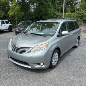 صورة 1 لـ 2012 Toyota SIENNA XLE 8-PASSENGER