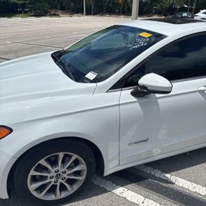 صورة 2 لـ 2017 FORD FUSION HYBRID SE