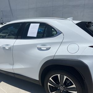 صورة 6 لـ 2026 Lexus UX 300H BASE
