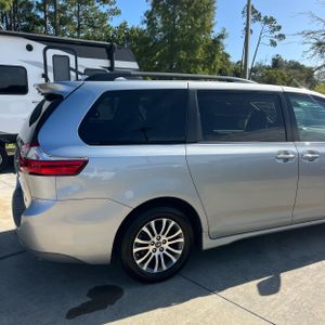2020 Toyota SIENNA XLE 8-PASSENGER 照片 9