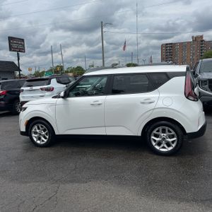 2023 KIA SOUL LX photo 3